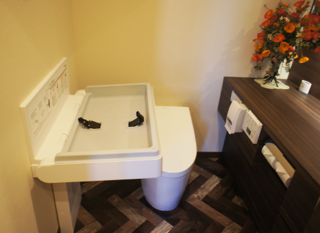 瑞穂区・ひらの歯科・おむつ交換台